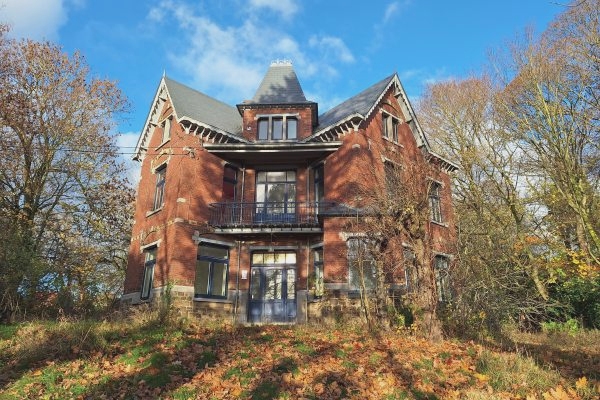 Deux grandes maisons sur une superficie constructible de 9000 m²