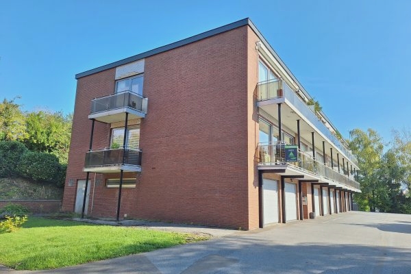 Bel appartement 2 ch. + garage dans un endroit calme et verdoyant