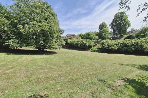 Beau grand terrain repris en zone constructible situé dans une endroit calme à Romsée